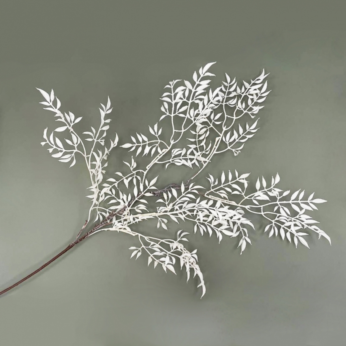 Декоративная ветка с белыми листьями в аренду