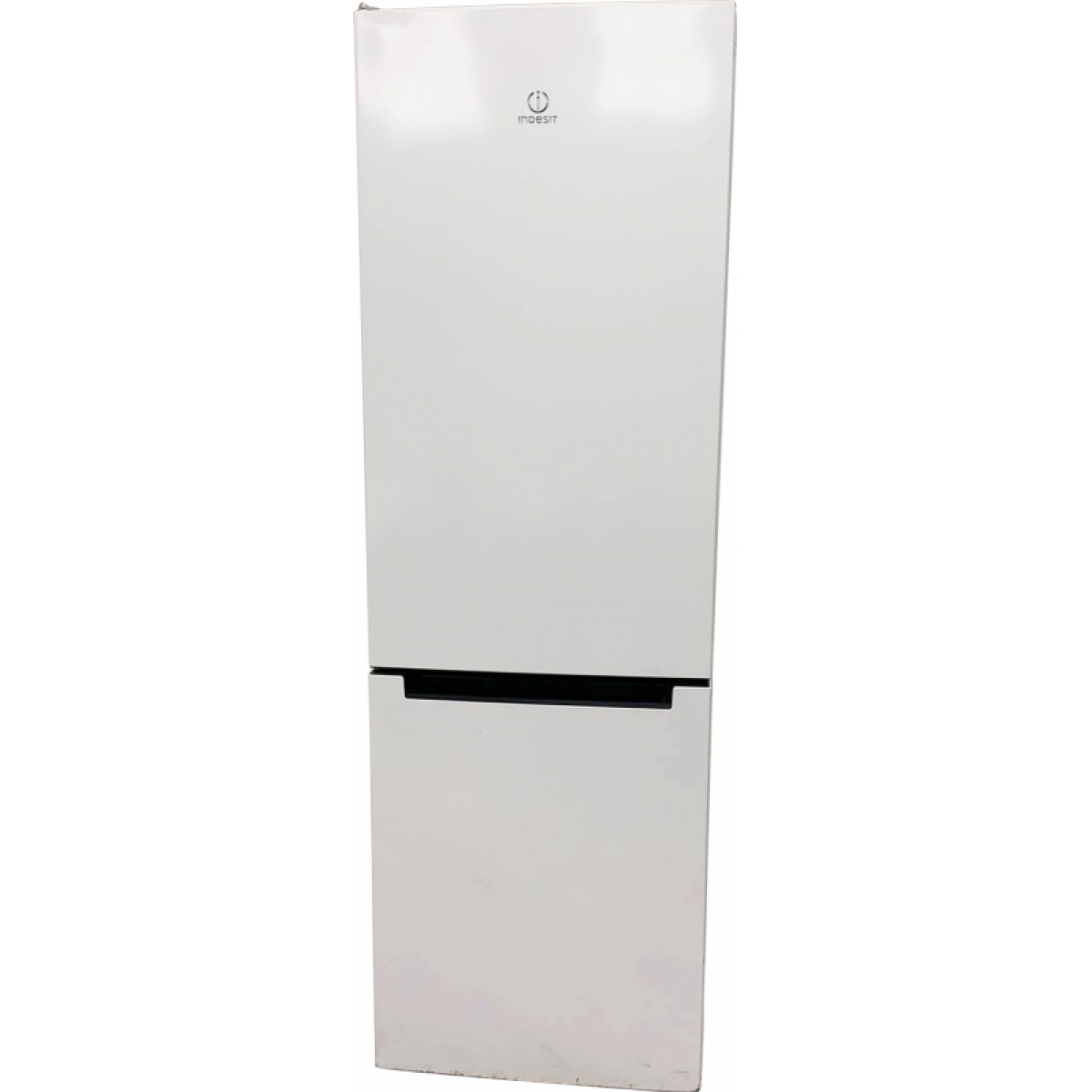 Холодильник Indesit с вырезанной стенкой в аренду